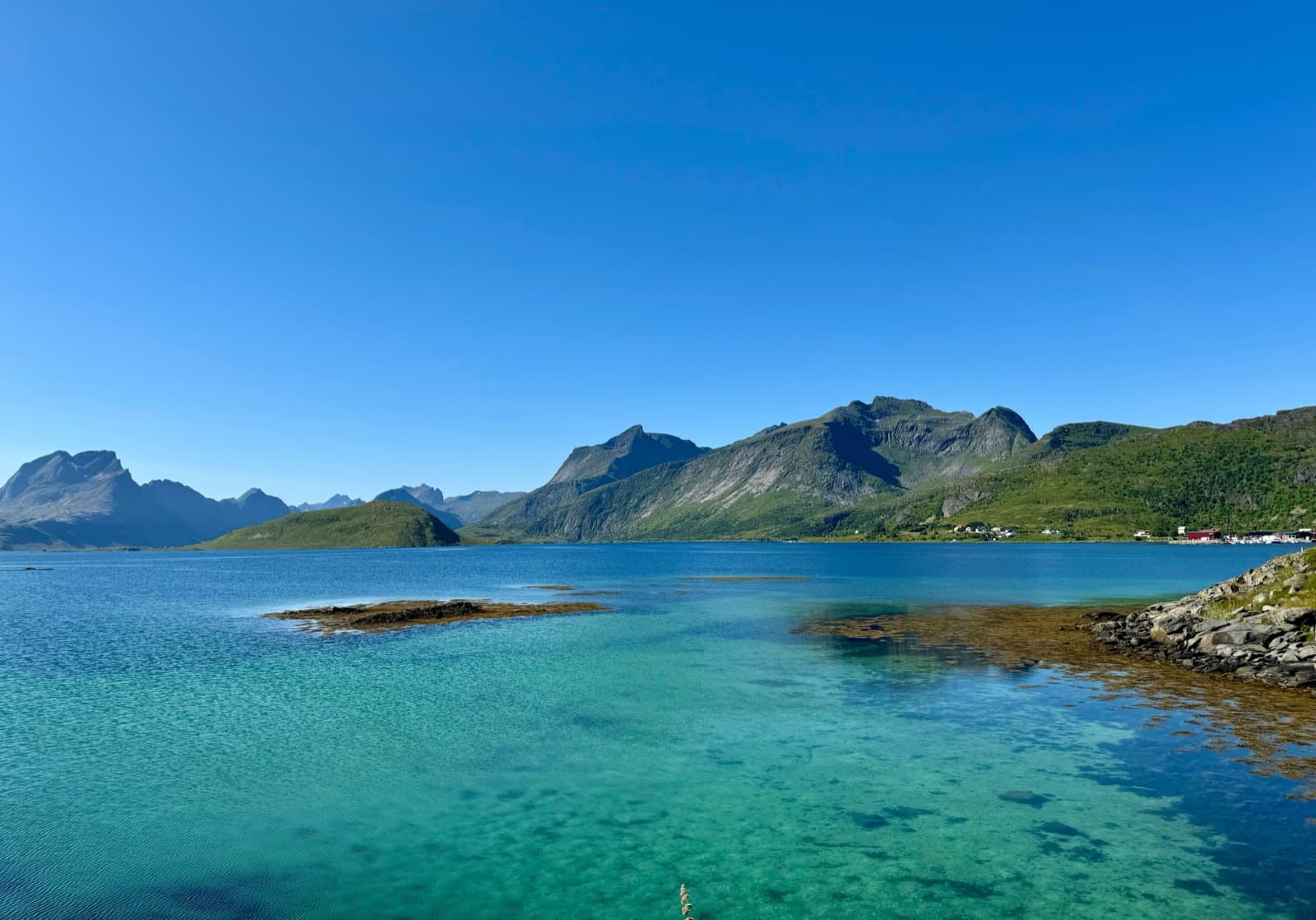 Sommerdag over fjorden, turkist vann under fjella.