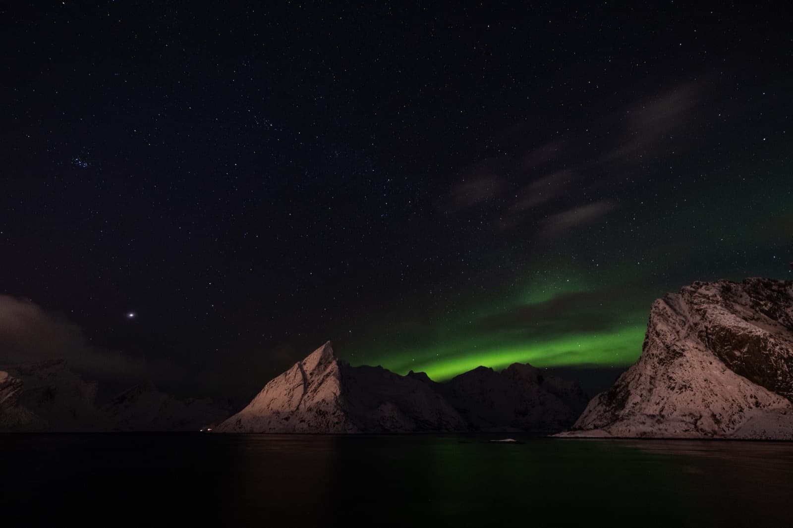 Nordlys over fjella, kvelden her ute.