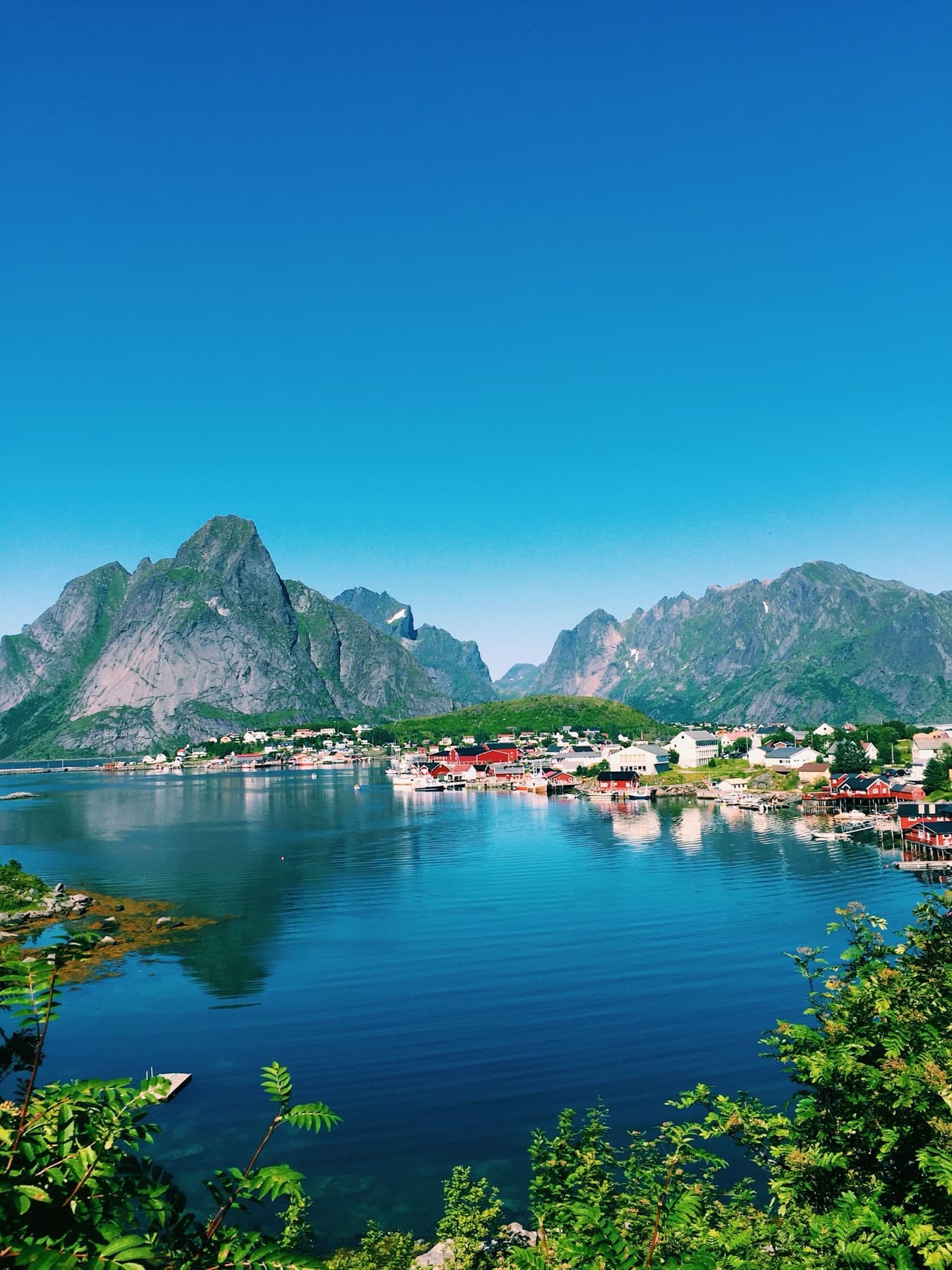 Utsikten fra hotellet: Reine, fjellene og det blå vannet.