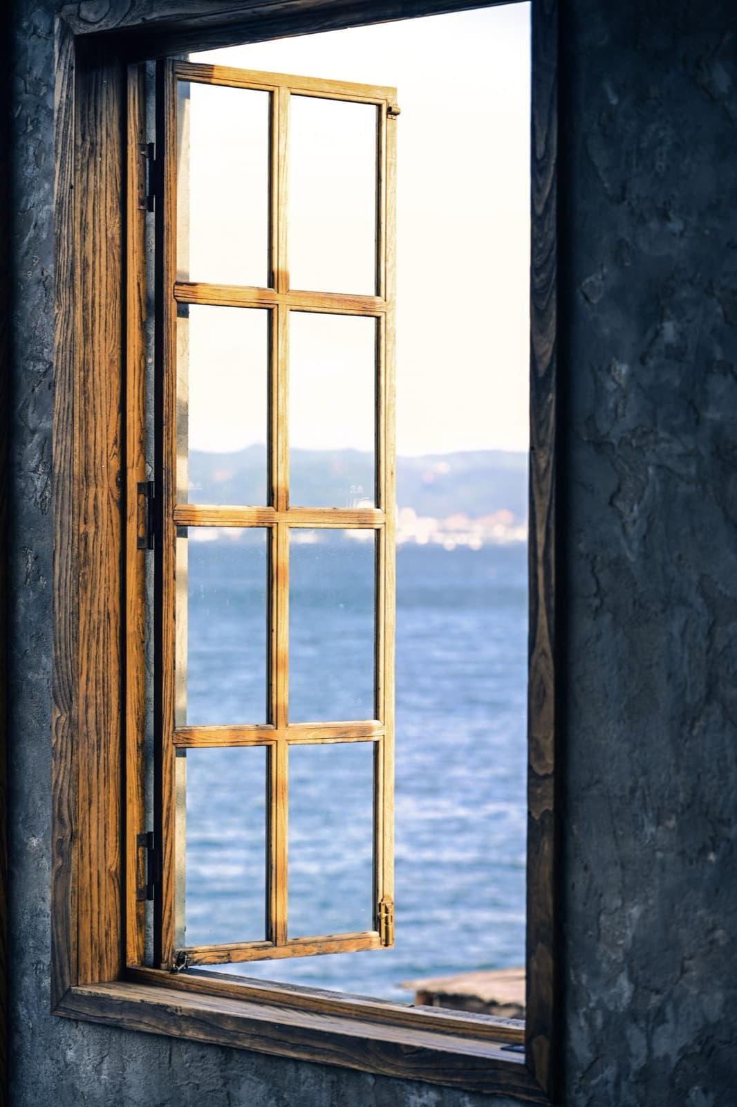 Havrommet: vinduet rett mot havet.