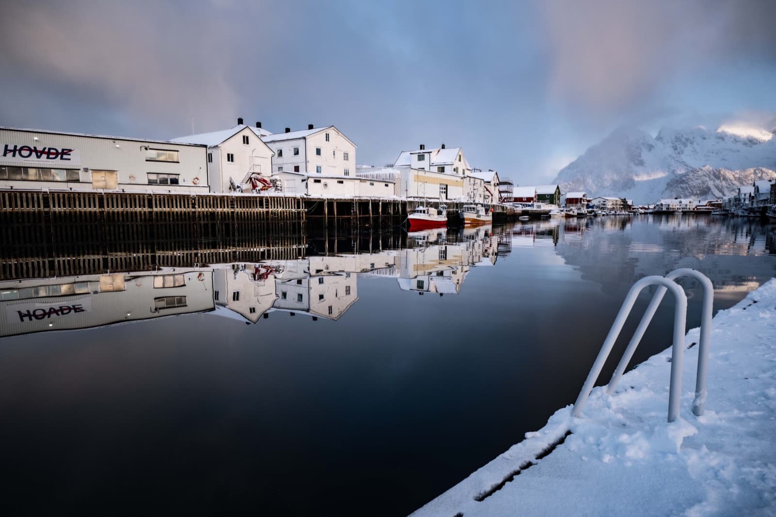 Badetrappa ned i havna, vinterstille vann.
