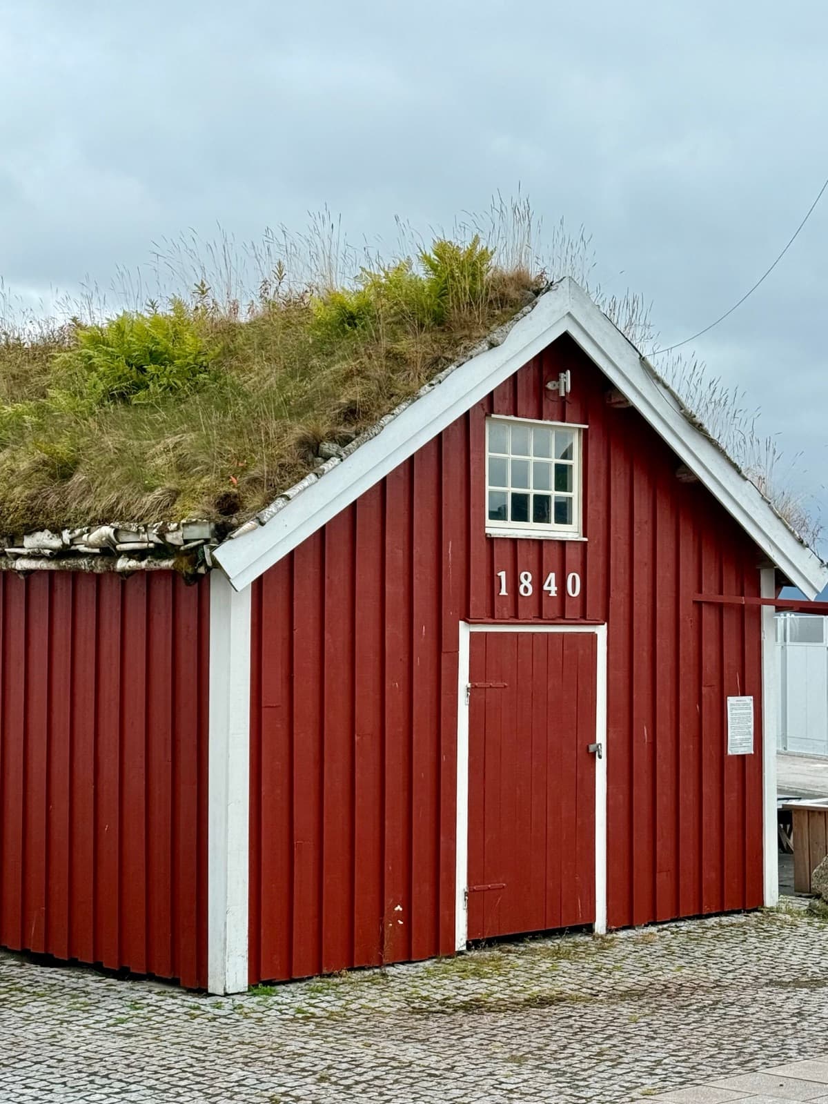 Naustet fra 1840, rødt med torvtak.