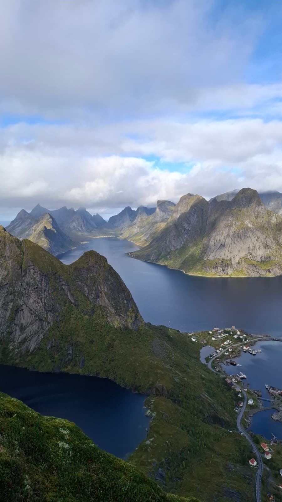 Utsikt fra Reinebringen over Reinefjorden.
